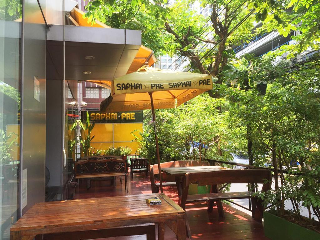 Saphaipae Hostel Bangkok Bagian luar foto