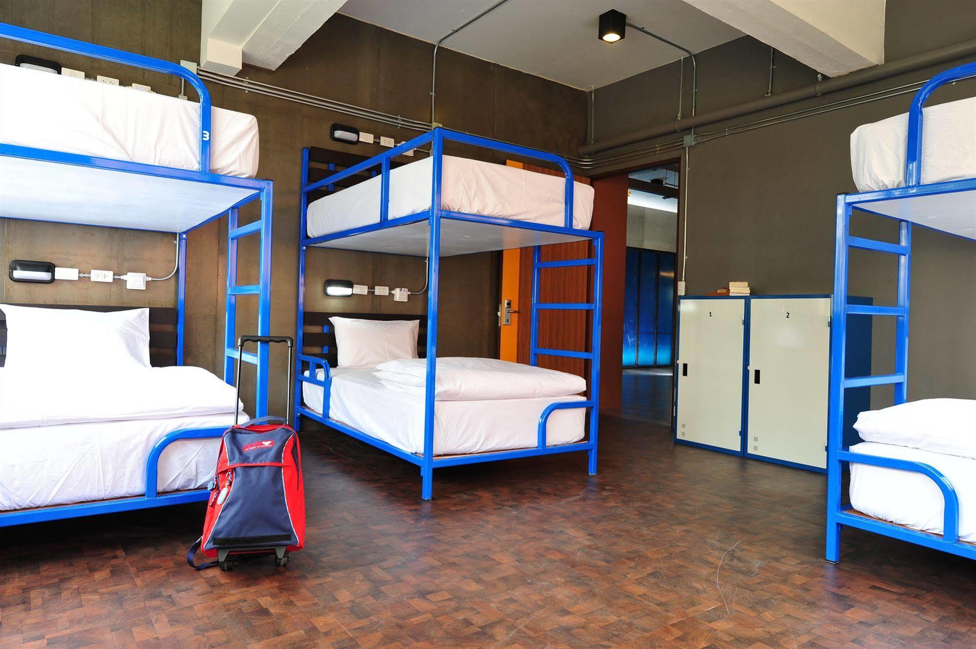 Saphaipae Hostel Bangkok Bagian luar foto