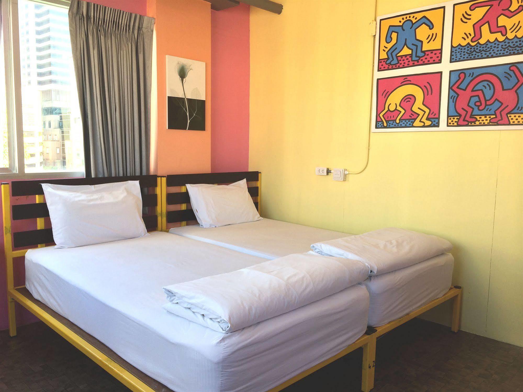 Saphaipae Hostel Bangkok Bagian luar foto